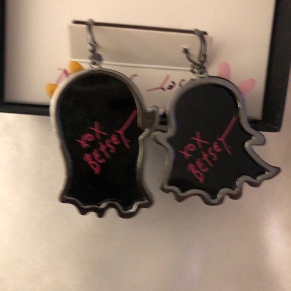 Betsey Johnson Hematite Tone & White Acrylic Ghost Mismatch Drop Earrings NIB - Picture 10 of 12